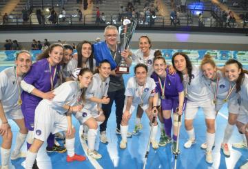 La selezione femminile con la Coppa vinta nell'edizione del 2025